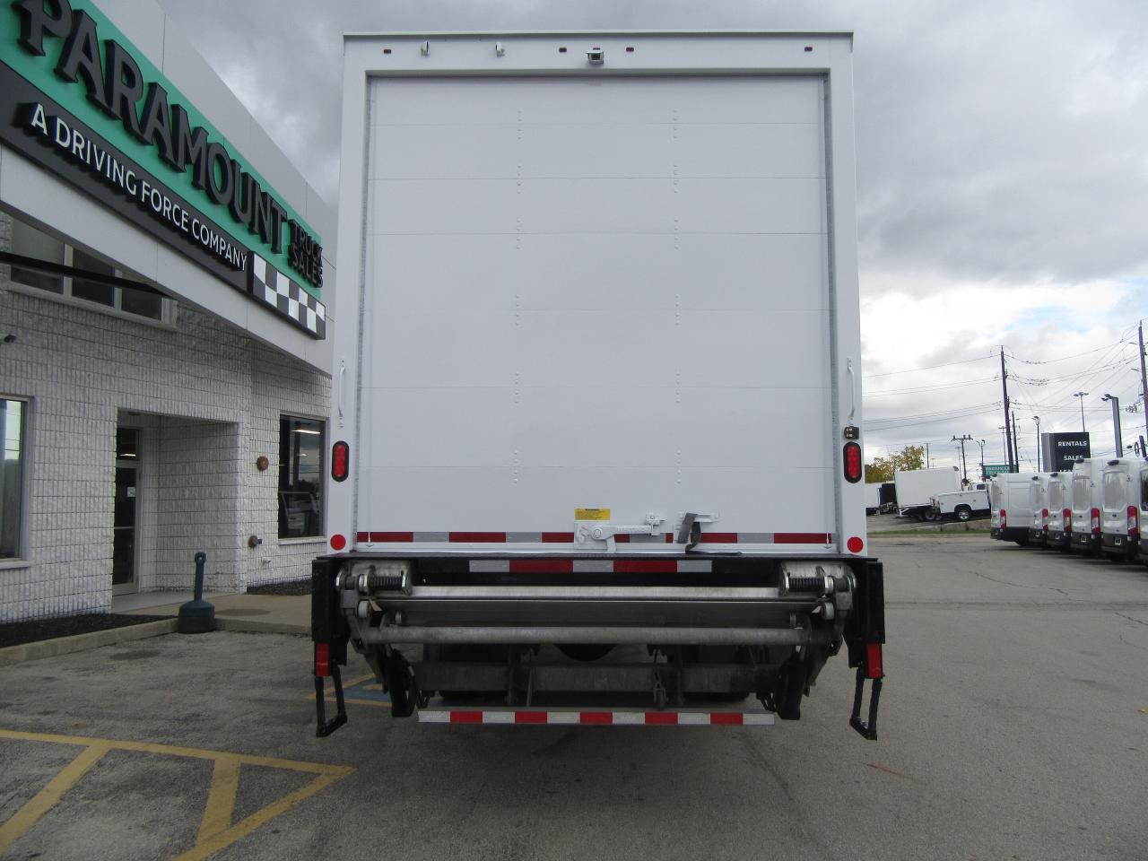 2023 Hino L7 WITH 26FT BOX LARGE ALUMINUM POWER LIFTGATE & RAMP Photo3