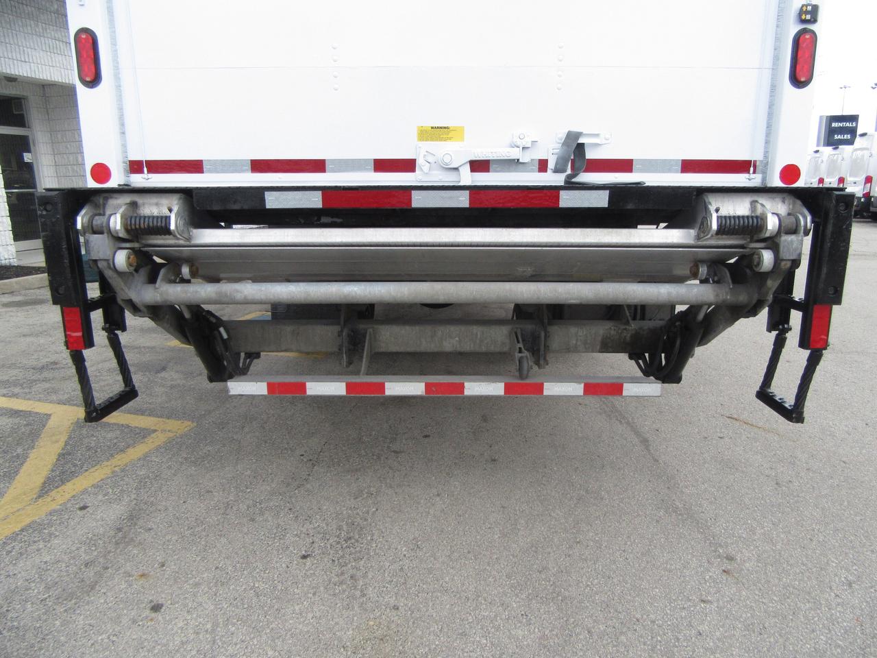 2023 Hino L7 WITH 26FT BOX LARGE ALUMINUM POWER LIFTGATE & RAMP Photo4
