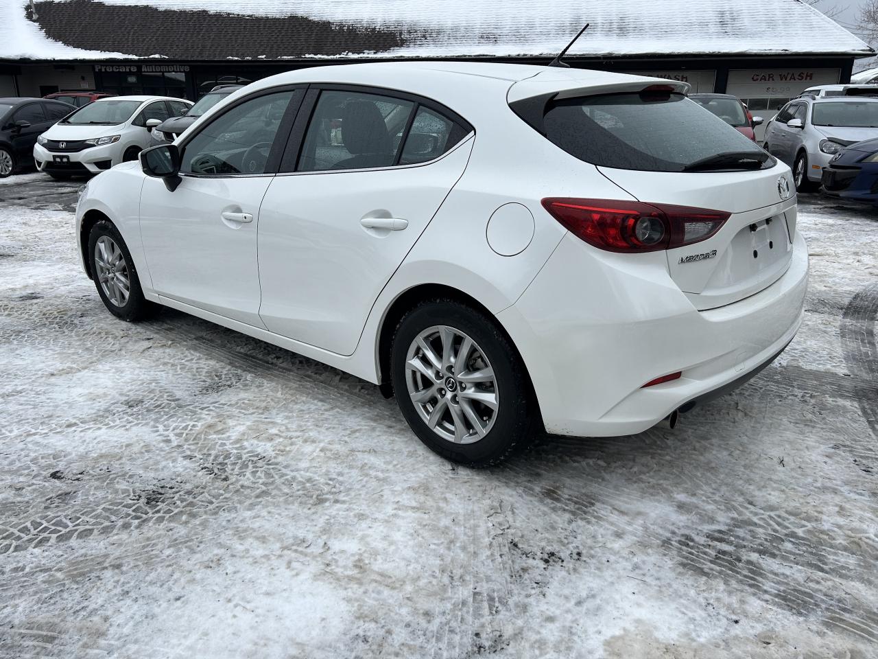 2017 Mazda Mazda3 Sport GS ONE OWNER Photo2