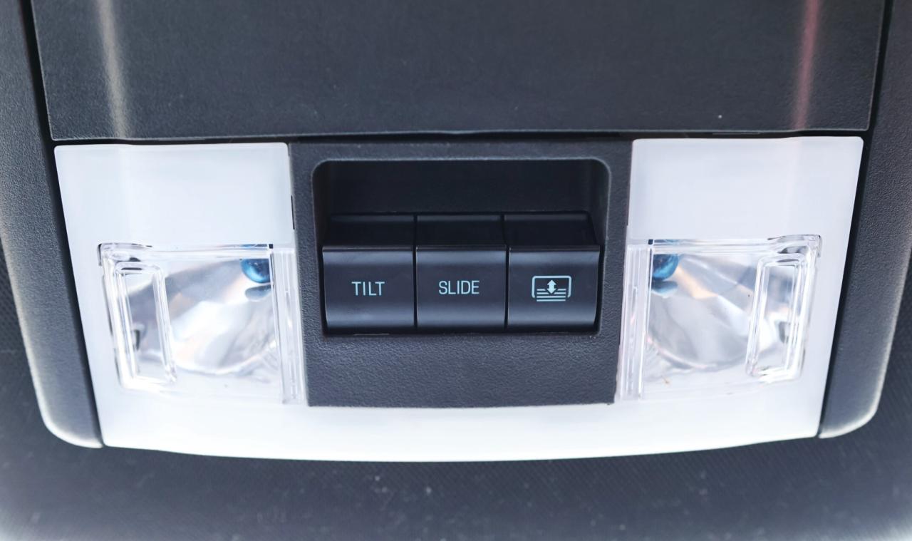 2019 Ford Explorer XLT-4WD-7 PASS/NAV/LEATHER/PANOROOF/B CAM/P SEATS/ Photo