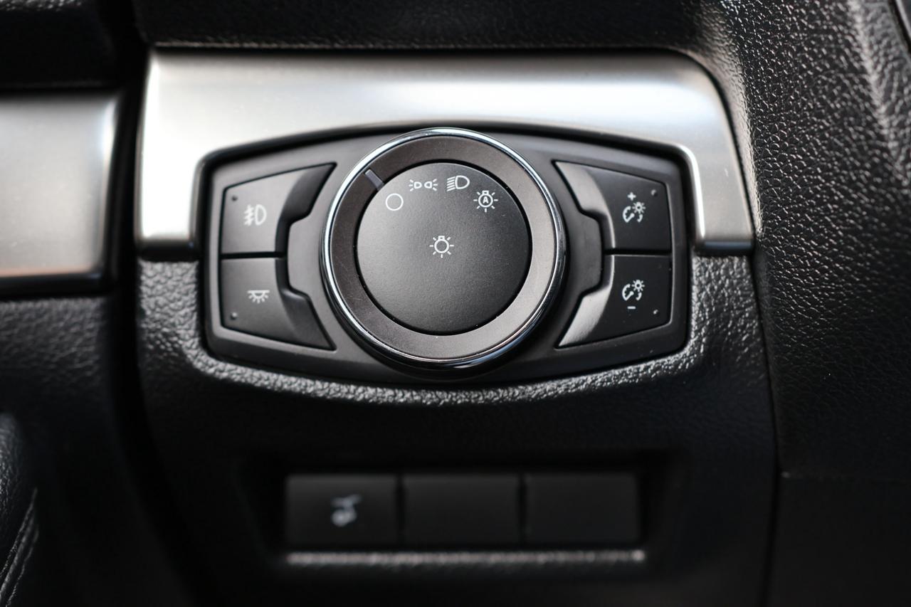 2019 Ford Explorer XLT-4WD-7 PASS/NAV/LEATHER/PANOROOF/B CAM/P SEATS/ Photo