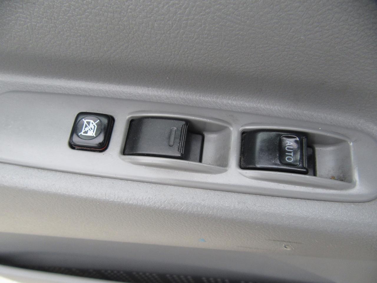 2020 Hino Hino195 DIESEL 20 FT REEFER BOX & CARRIER S7 REEFER SYSTEM Photo