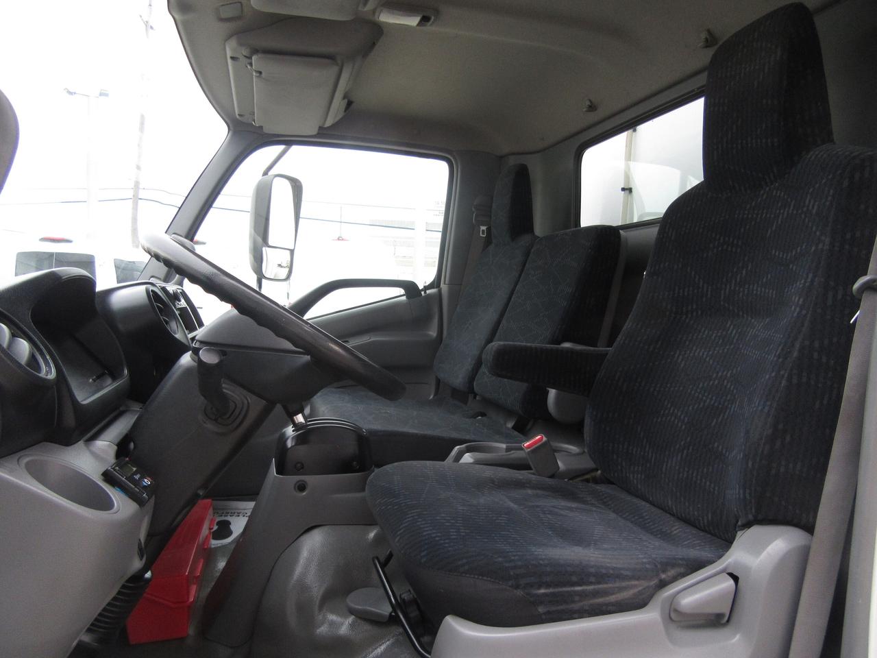 2020 Hino Hino195 DIESEL 20 FT REEFER BOX & CARRIER S7 REEFER SYSTEM Photo