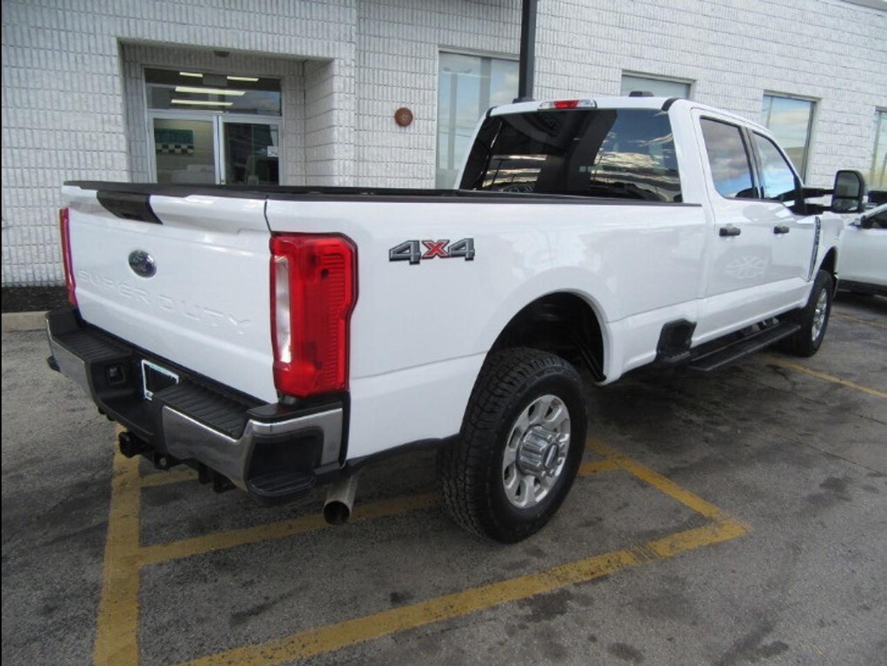 2024 Ford F-250 CREW CAB 4X4 XLT PKG 8 FT LONG BOX Photo2