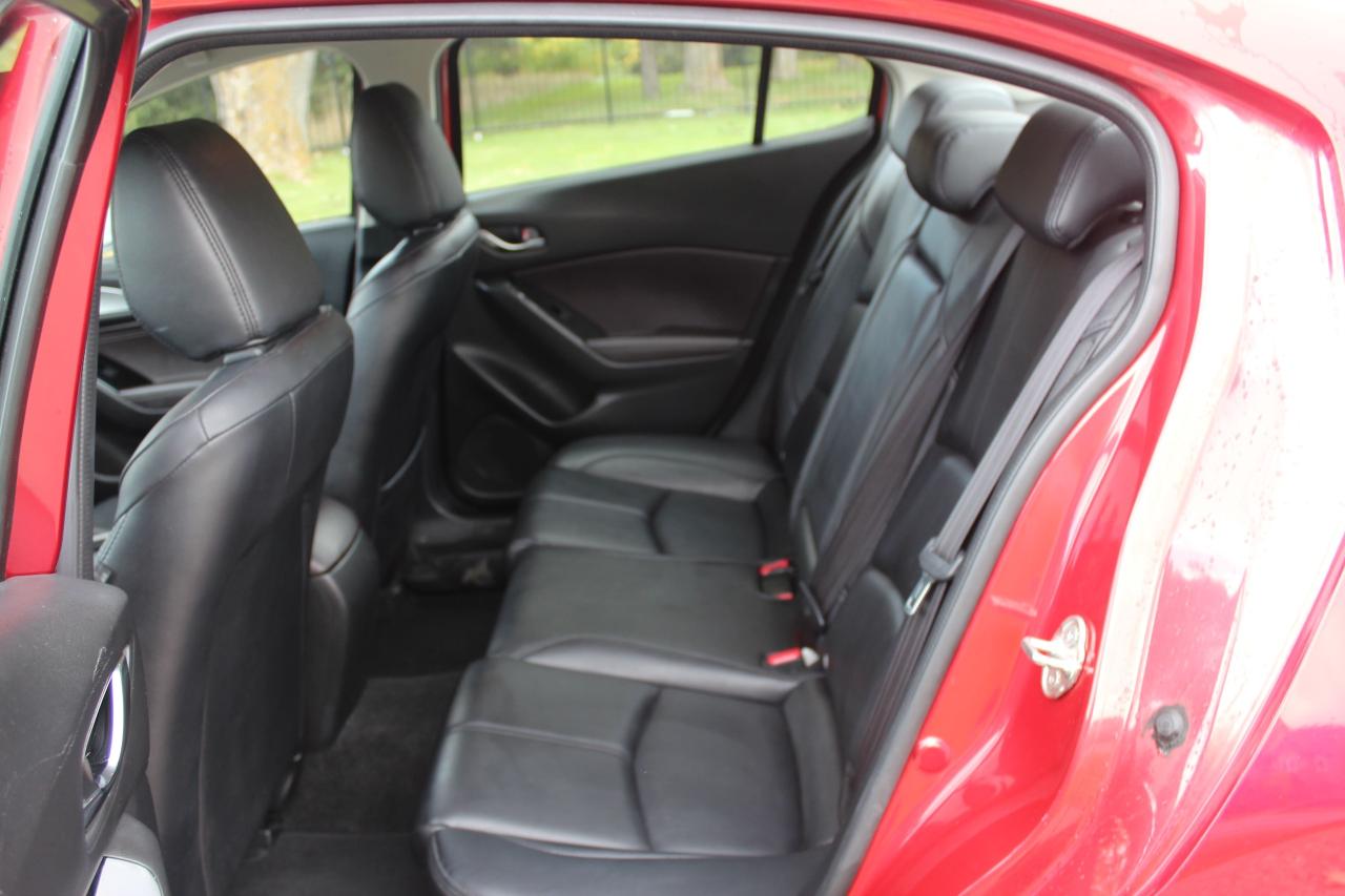 2018 Mazda MAZDA3 GS Auto, Leather Seats, No Accidents Photo