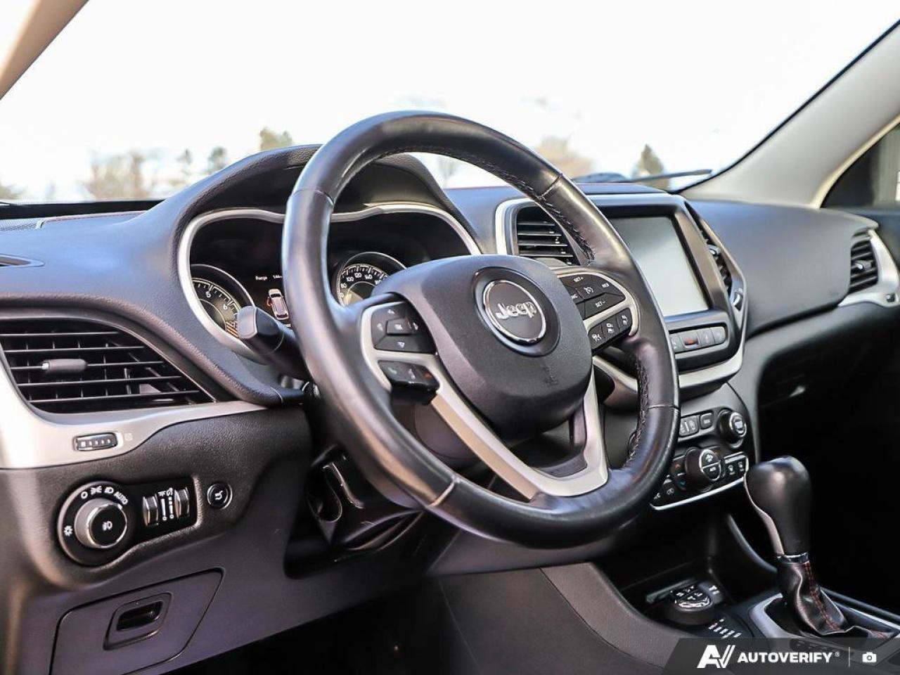 2015 Jeep Cherokee TrailhawkAS-TRADED, ACCIDENT-FREE, BACKUP CAM, 4X4 Photo