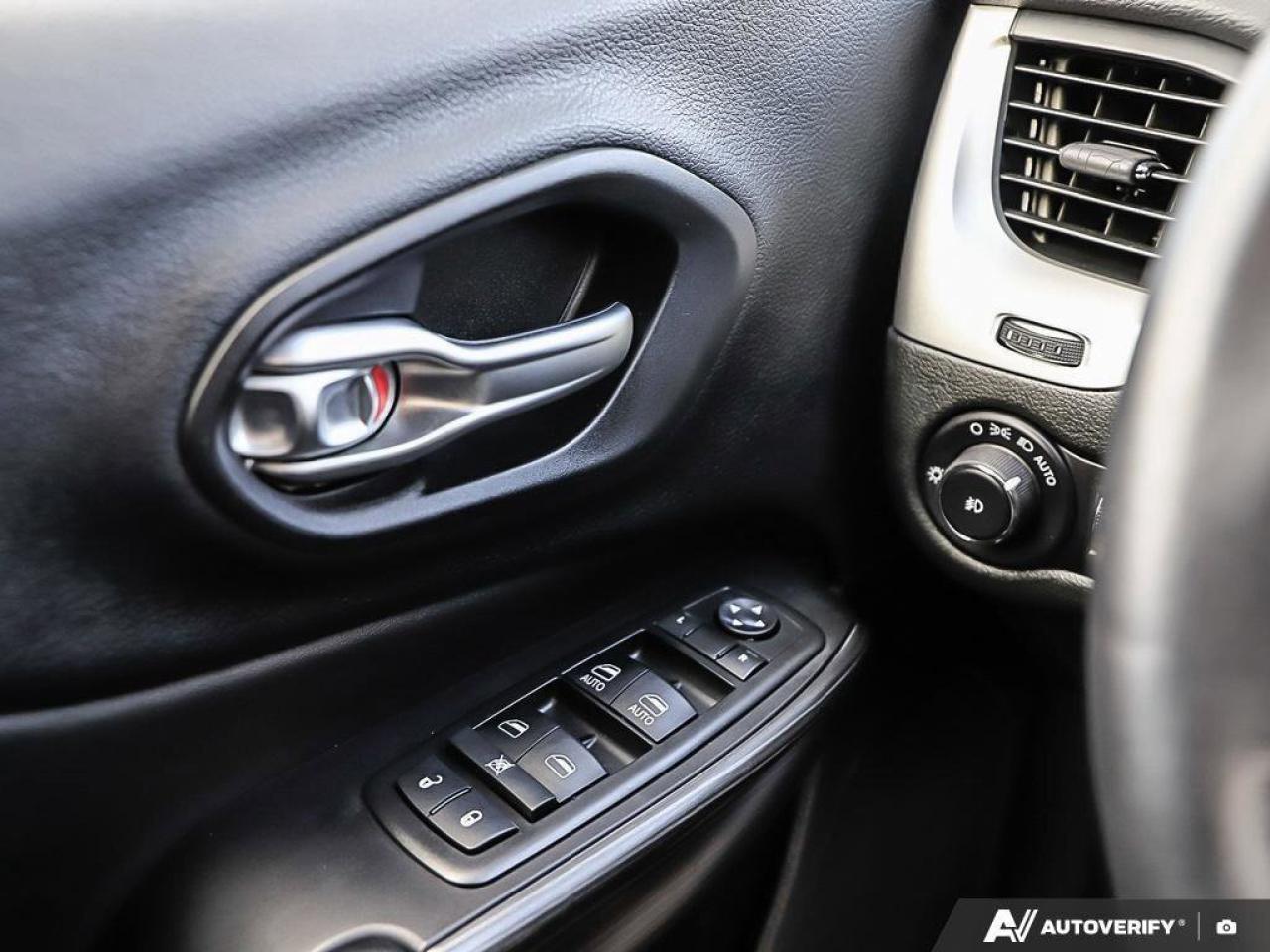 2015 Jeep Cherokee TrailhawkAS-TRADED, ACCIDENT-FREE, BACKUP CAM, 4X4 Photo