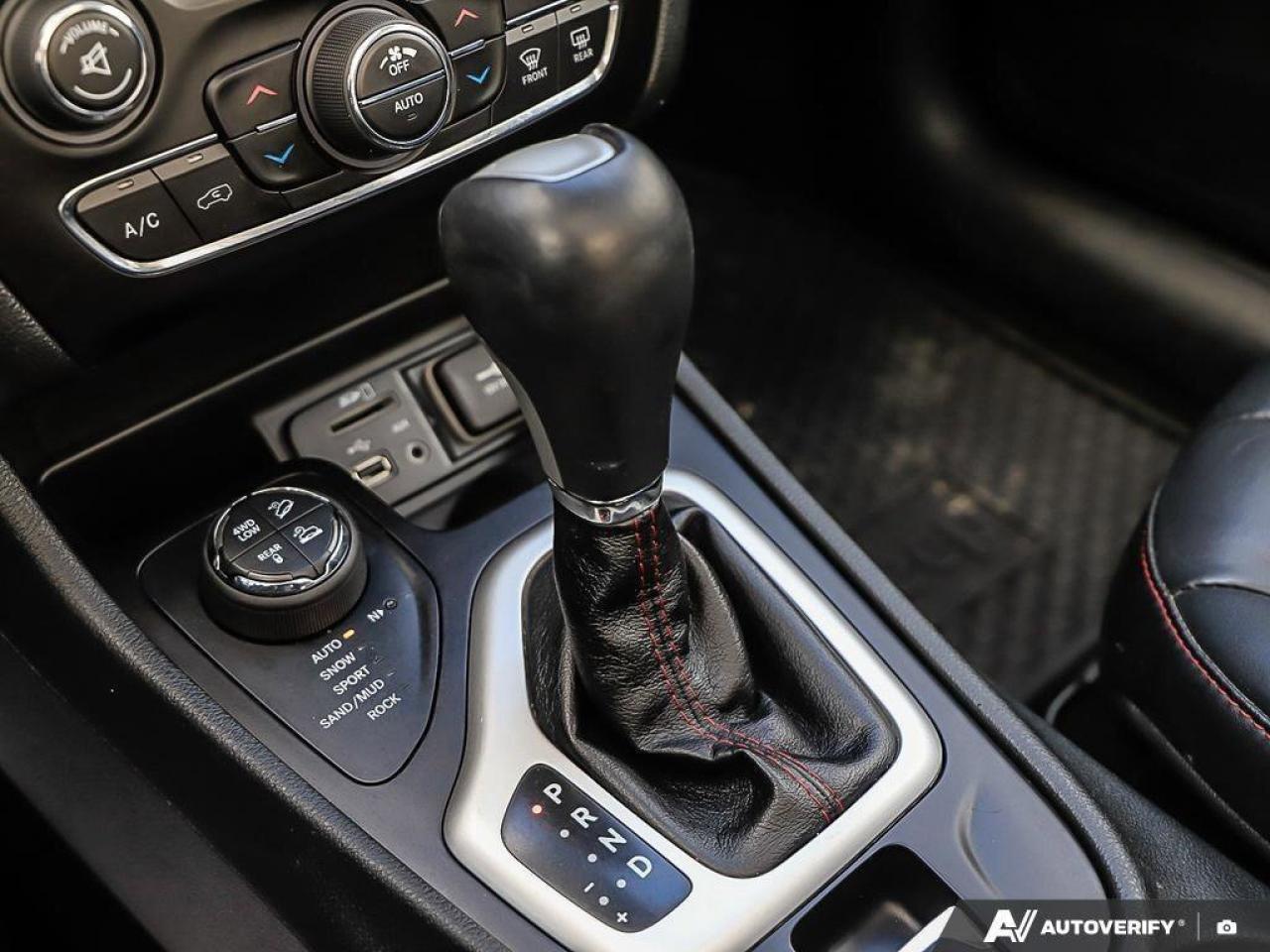 2015 Jeep Cherokee TrailhawkAS-TRADED, ACCIDENT-FREE, BACKUP CAM, 4X4 Photo