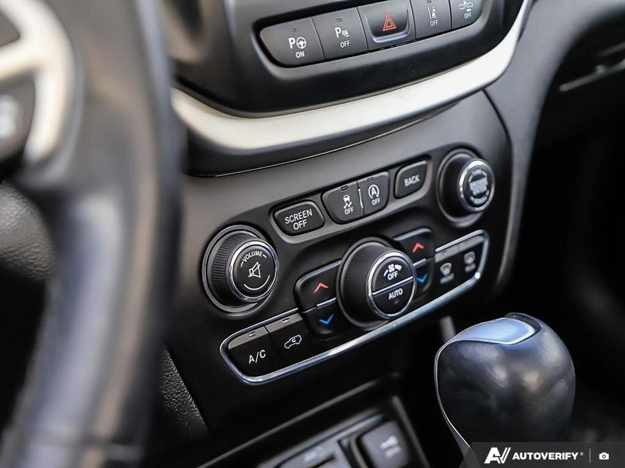 2015 Jeep Cherokee TrailhawkAS-TRADED, ACCIDENT-FREE, BACKUP CAM, 4X4 Photo