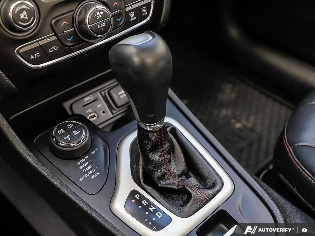 2015 Jeep Cherokee TrailhawkAS-TRADED, ACCIDENT-FREE, BACKUP CAM, 4X4 Photo