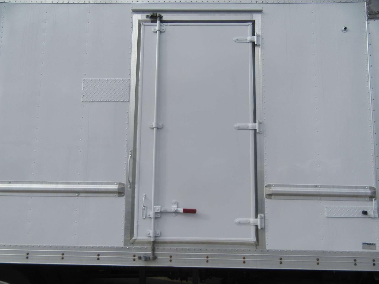 2020 Hino 195 DIESEL 20FT BOX WITH CARRIER S7 REEFER SYSTEM Photo