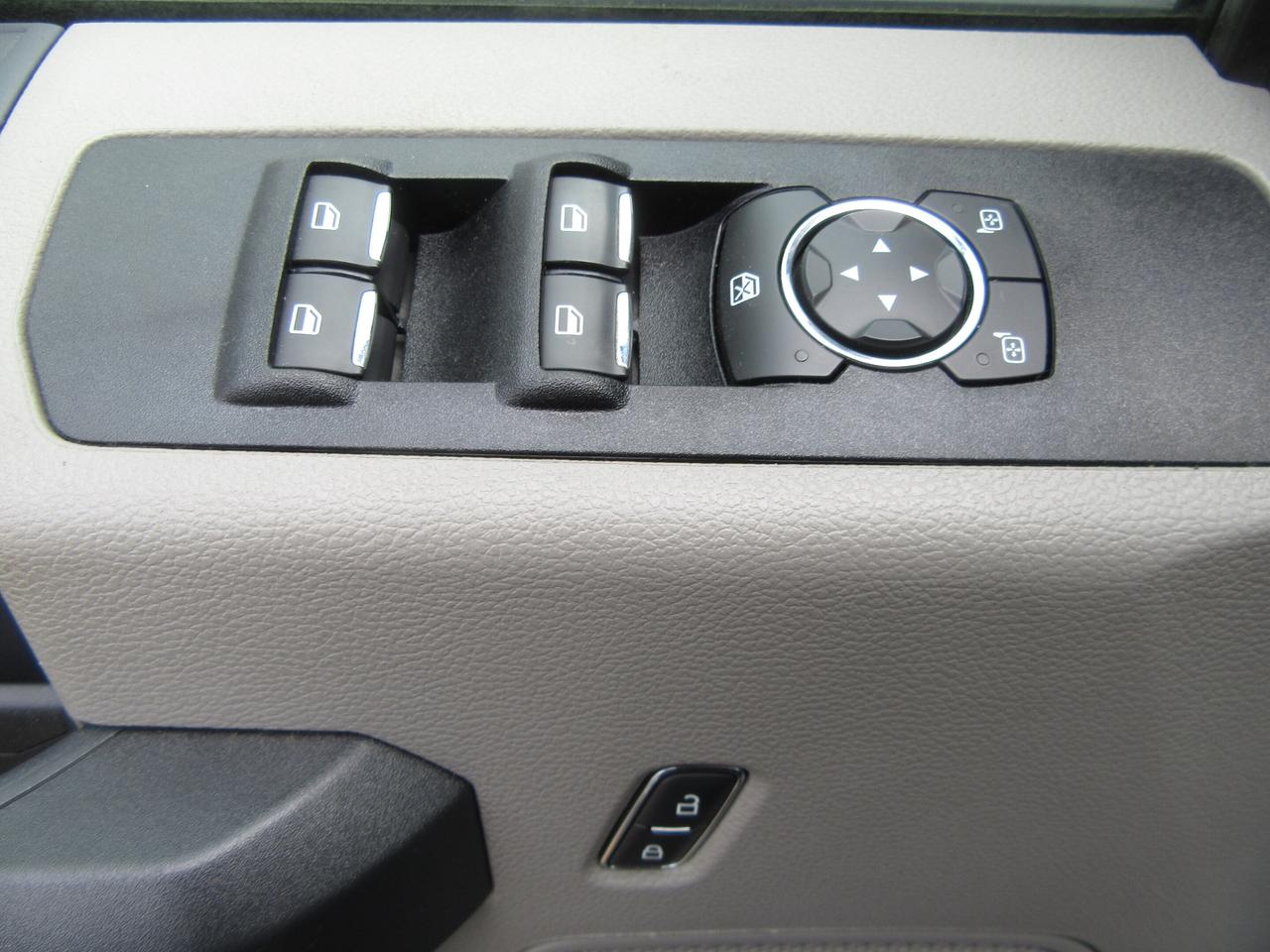 2022 Ford F-250 GAS 4X4 CREW CAB BRAND NEW HI-RAIL PKG 8FT LONGBOX Photo