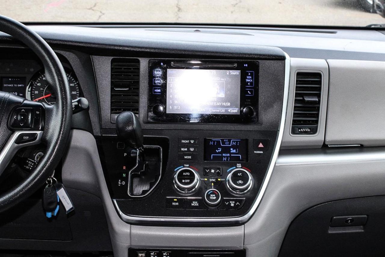 2015 Toyota Sienna 5dr LE 7-Pass AWD Photo