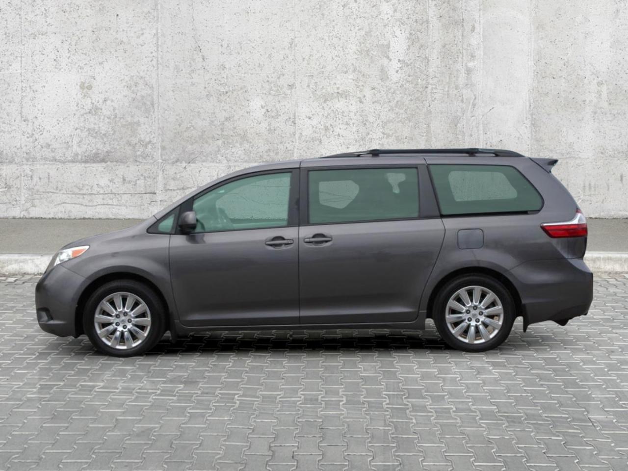 2015 Toyota Sienna 5dr LE 7-Pass AWD Photo2