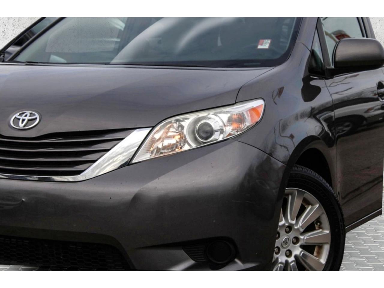 2015 Toyota Sienna 5dr LE 7-Pass AWD Photo