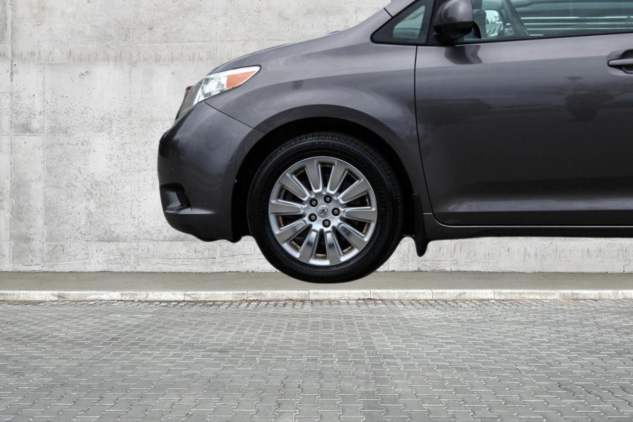 2015 Toyota Sienna 5dr LE 7-Pass AWD Photo
