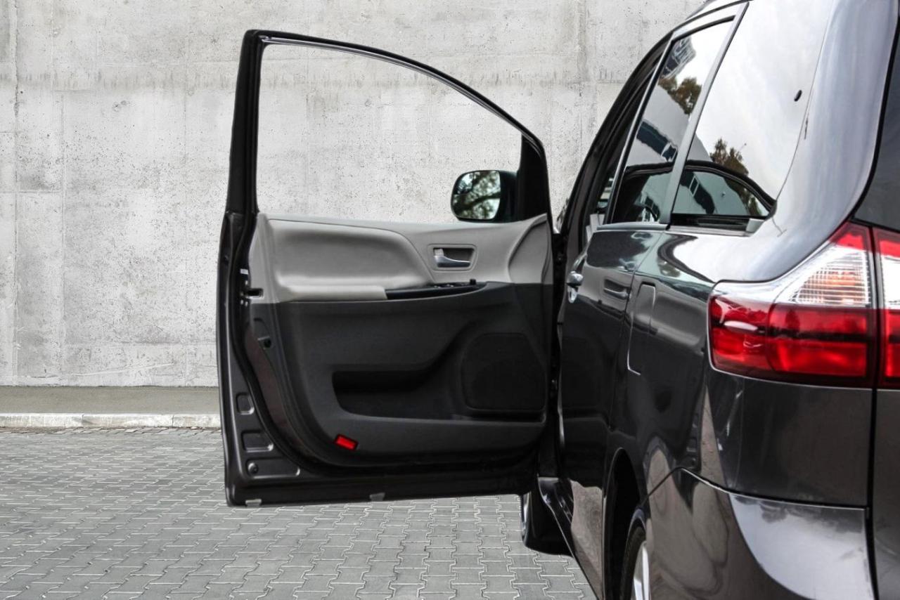 2015 Toyota Sienna 5dr LE 7-Pass AWD Photo