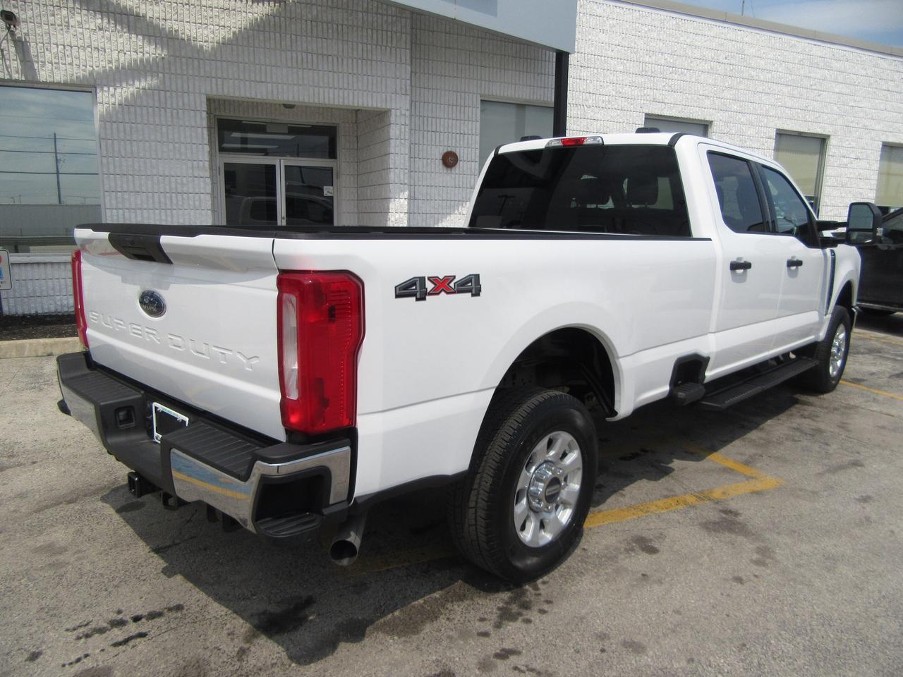 2024 Ford F-250 CREW CAB XLT 4X4 8FT LONG BOX Photo2