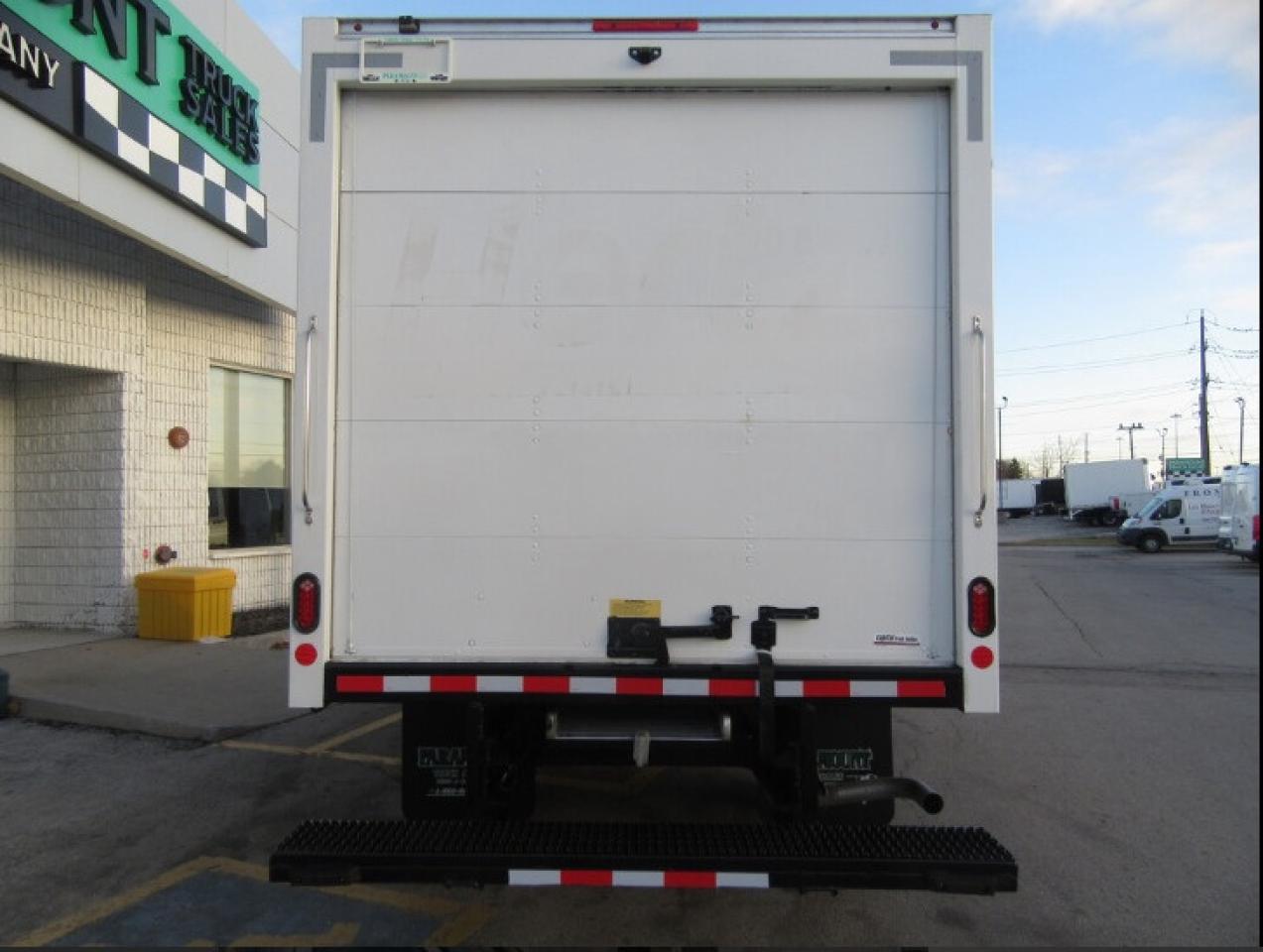 2023 GMC Savana GAS WITH 14 FT ALUMINUM CUBE VAN & ROLL OUT RAMP Photo3