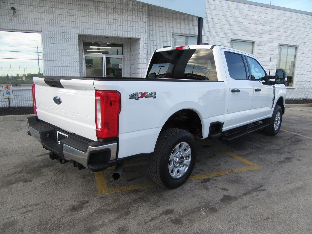2024 Ford F-350 CREW CAB XLT 4X4 6.8 FT BOX Photo2