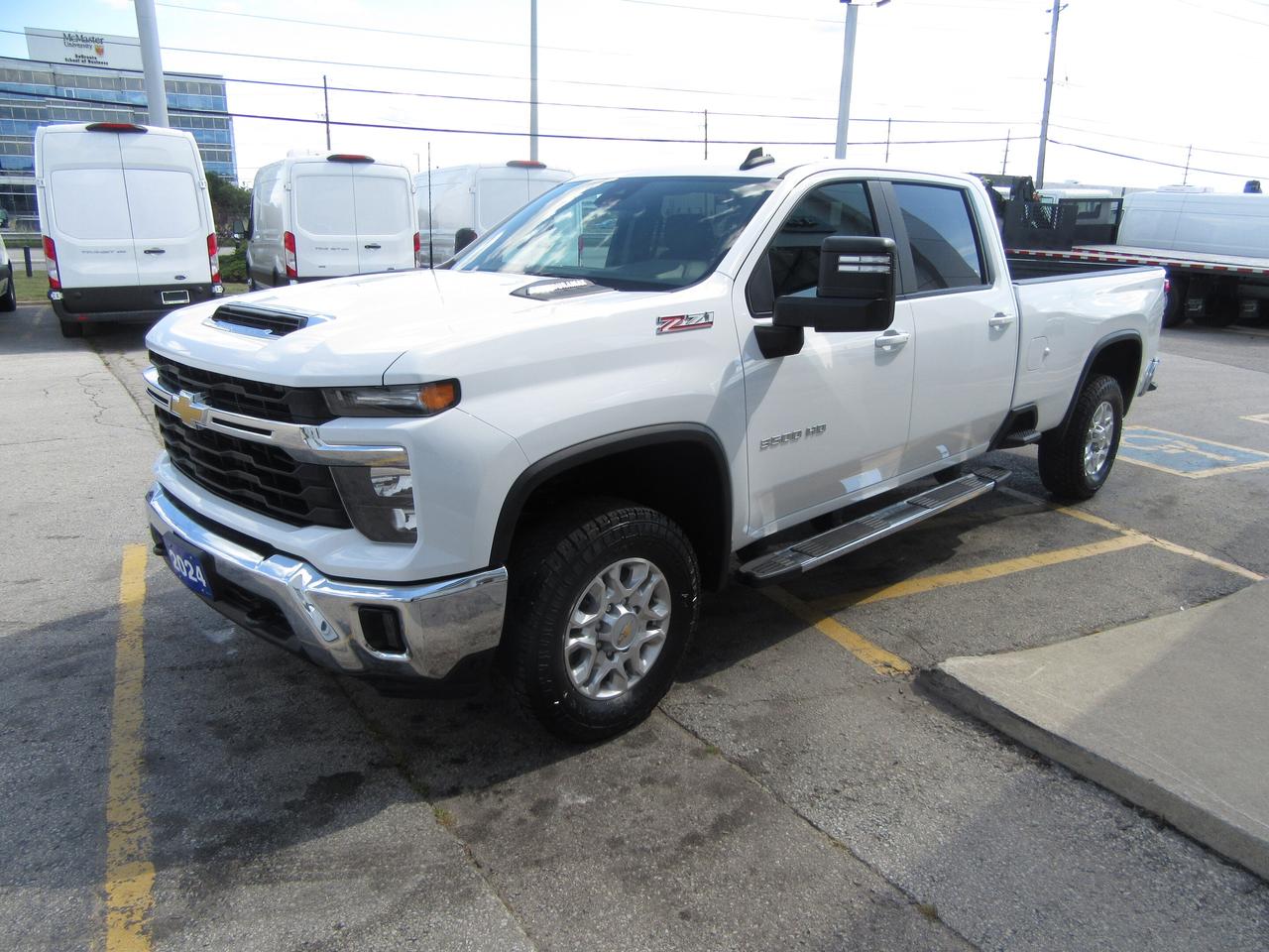 2024 Chevrolet 3500 LT HD DURAMAX DIESEL 4X4  & 8 FT LONG BOX Photo4