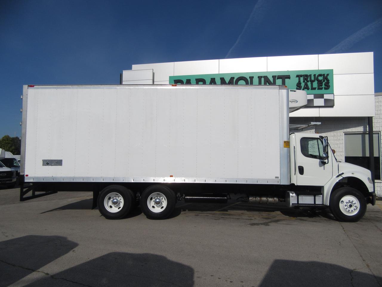 2018 Freightliner M2-106 TANDEM AXLE 26FT REEFER BOX CARRIER SUPRA SYSTEM Photo