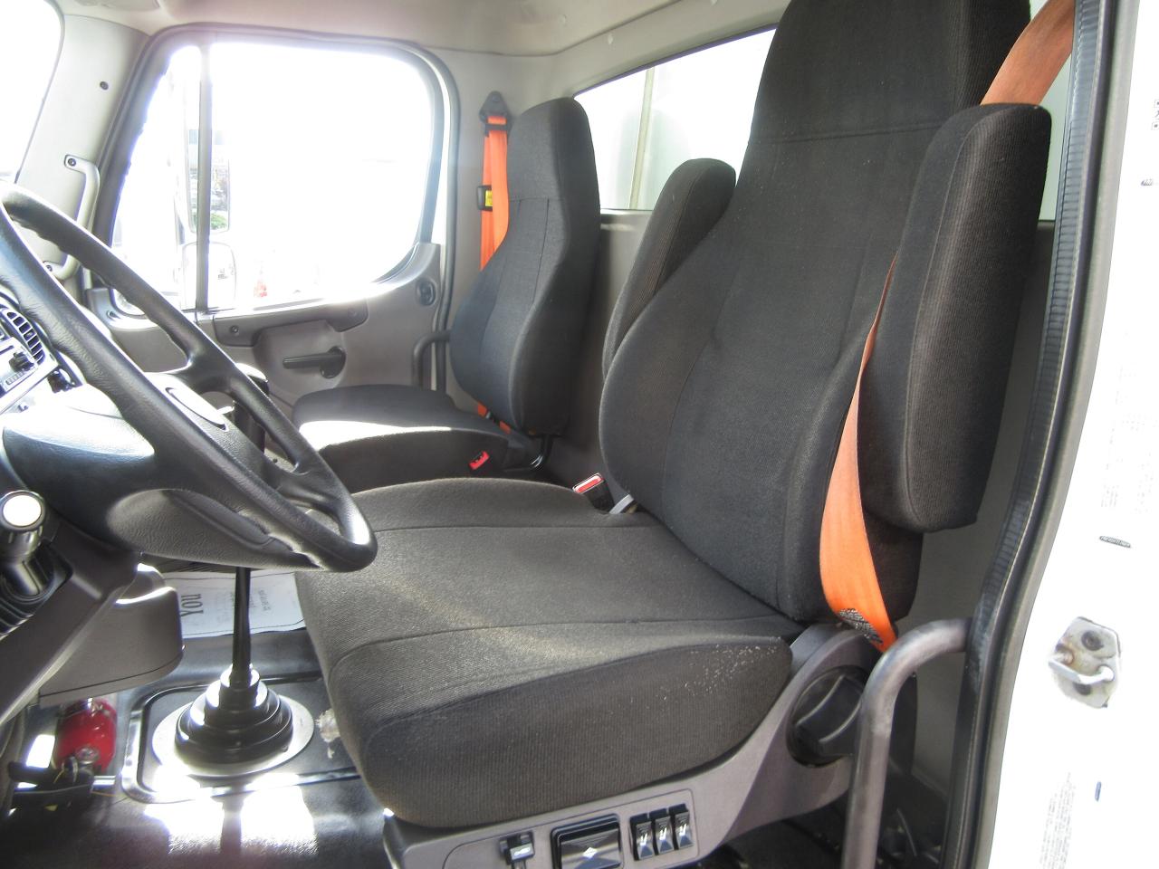 2018 Freightliner M2-106 TANDEM AXLE 26FT REEFER BOX CARRIER SUPRA SYSTEM Photo