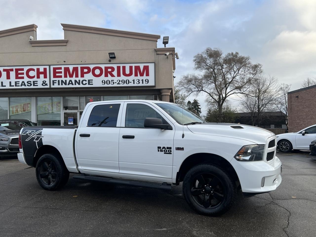 2019 RAM 1500 Classic Express Crew Cab 5.7 HEMI 4x4   Rev Cam Photo3