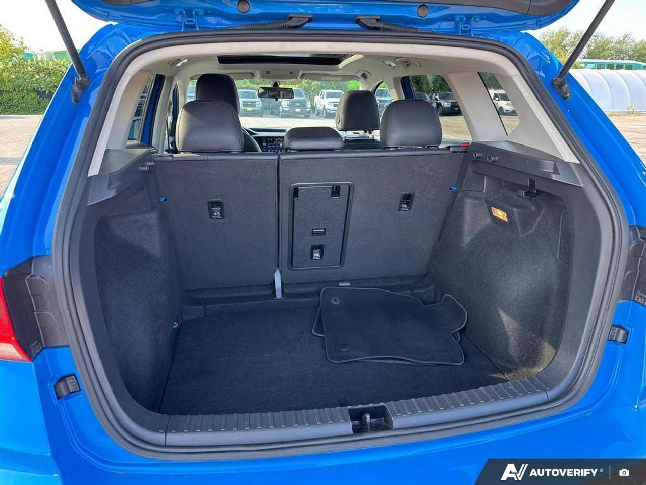 2022 Volkswagen Taos Comfortline BACKUP CAM   BLUETOOOTH   LEATHER INTE Photo