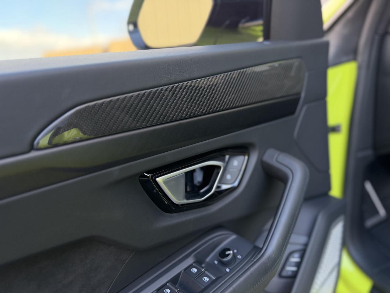 2022 Lamborghini Urus URUS Photo