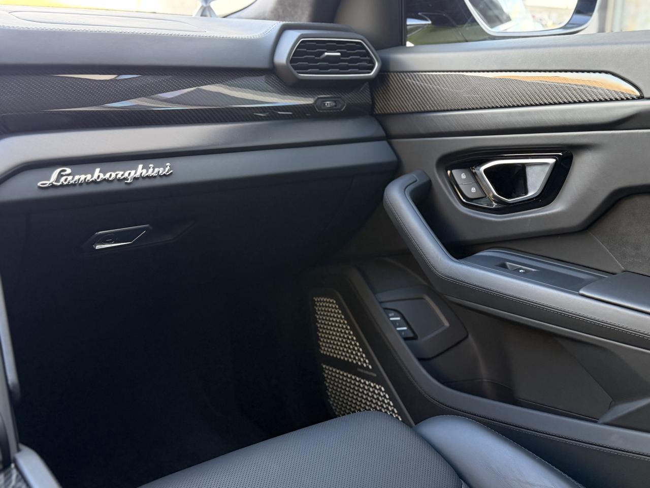 2022 Lamborghini Urus URUS Photo