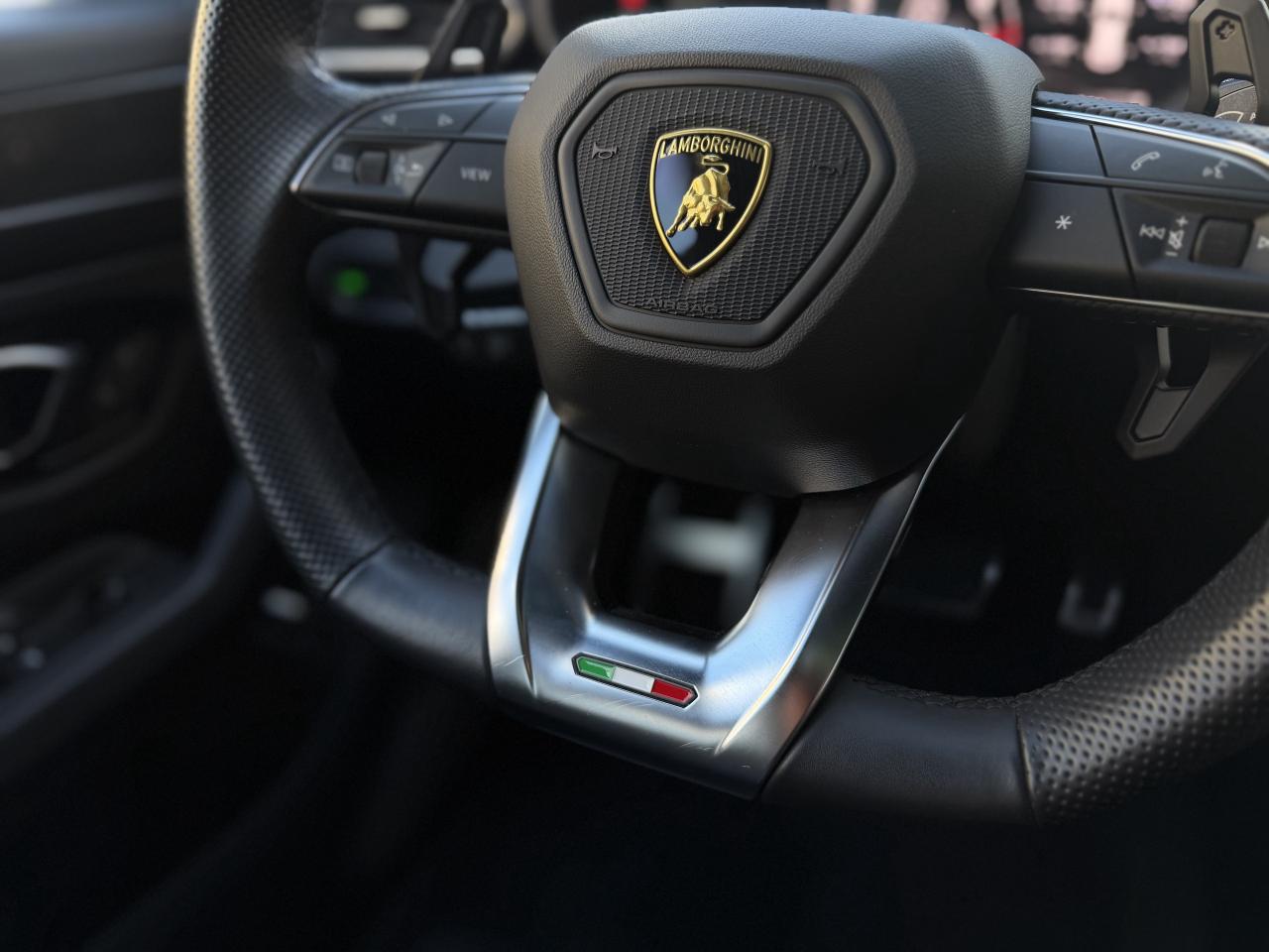 2022 Lamborghini Urus URUS Photo