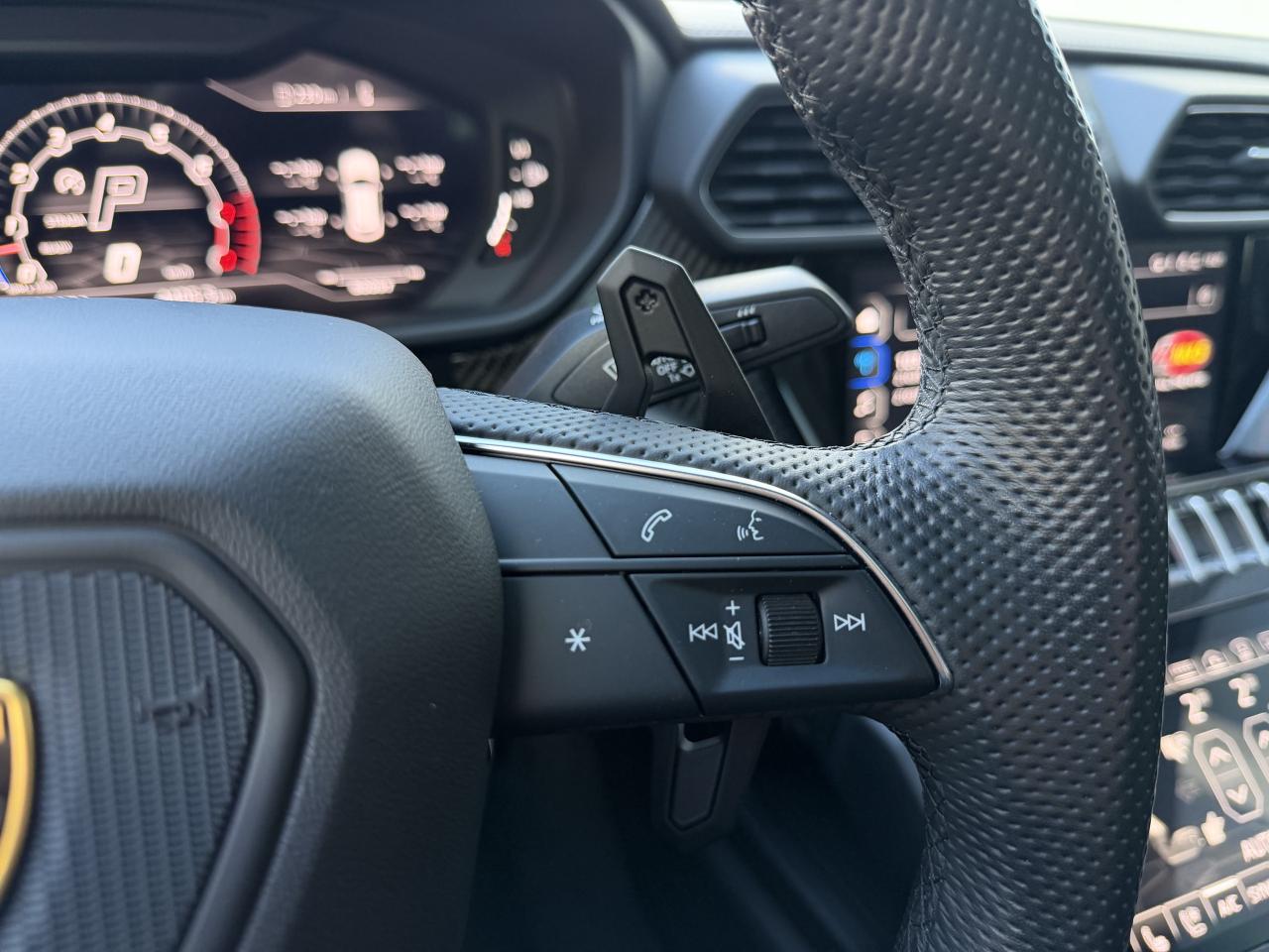 2022 Lamborghini Urus URUS Photo