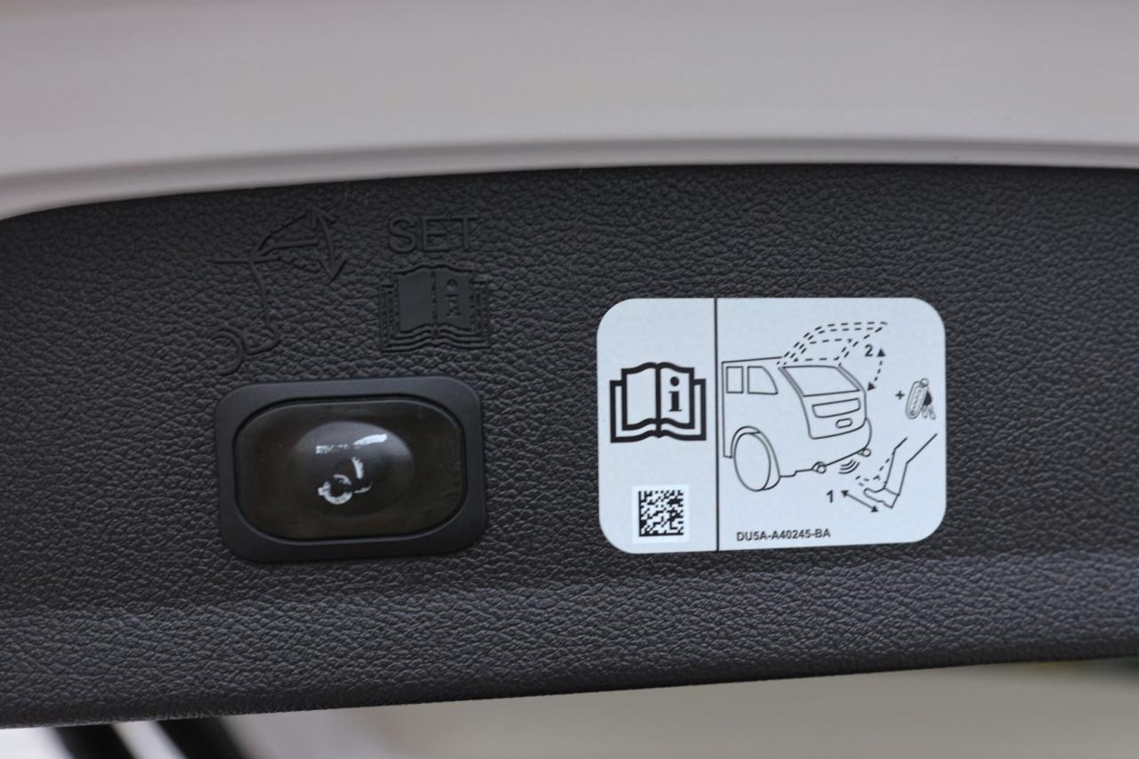 2018 Ford Escape TITANIUM-AWD/NAV/LEATHER/PANOROOF/B CAM/KEYLESS/R Photo