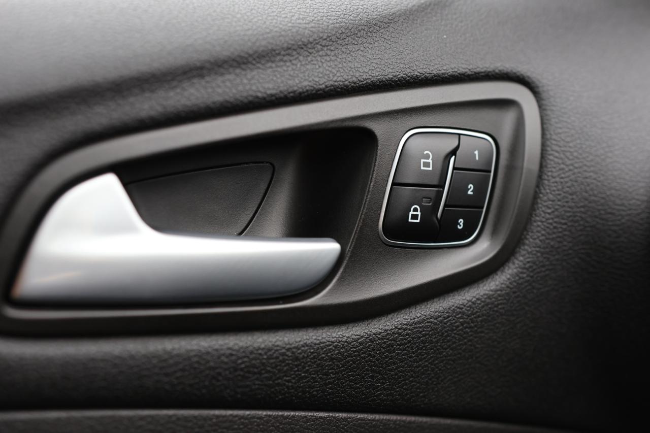 2018 Ford Escape TITANIUM-AWD/NAV/LEATHER/PANOROOF/B CAM/KEYLESS/R Photo