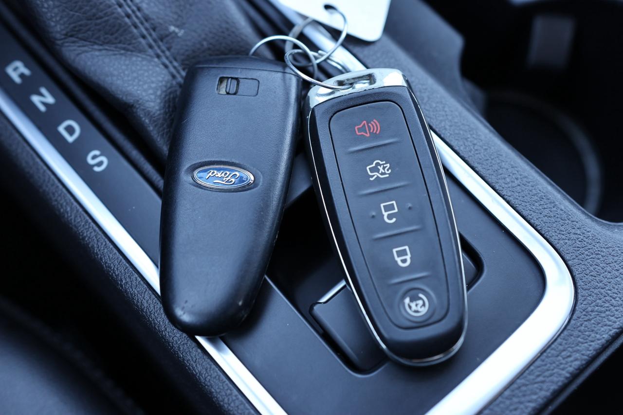 2018 Ford Escape TITANIUM-AWD-R STARTER/NAV/LEATHER/PANOROOF/BCAM/K Photo