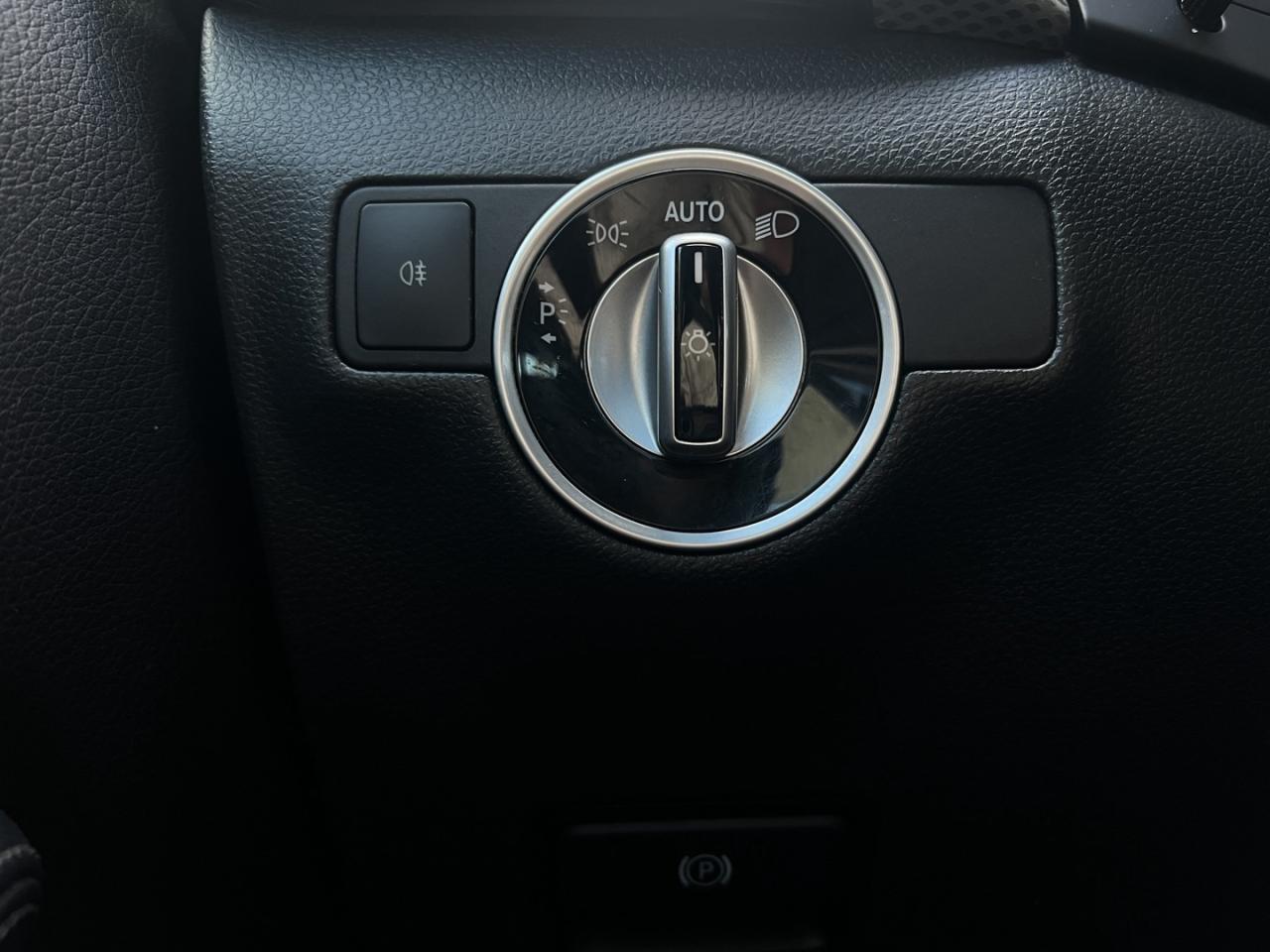 2017 Mercedes-Benz B-Class B250 4Matic / Leather / Sunroof / Dual Climate Photo