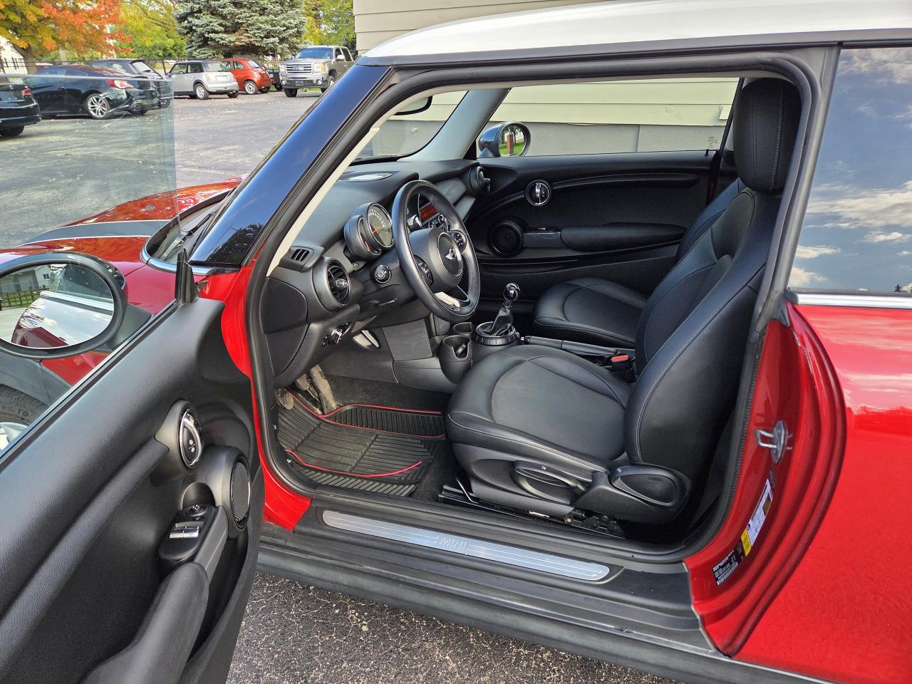 2014 MINI Cooper Hardtop 2dr Cpe, LOOKS AND DRIVES GREAT. MUST SEE! Photo