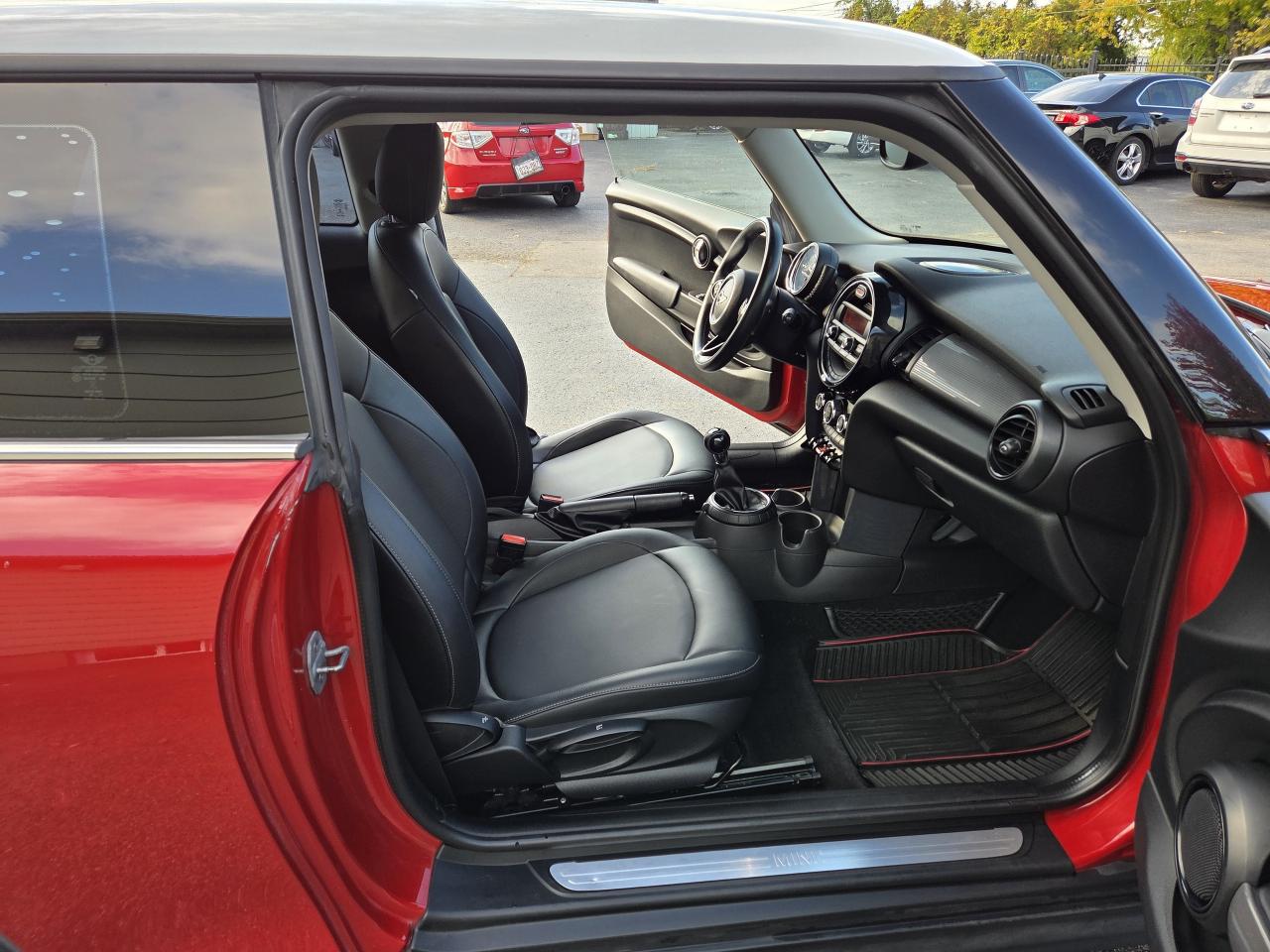 2014 MINI Cooper Hardtop 2dr Cpe, LOOKS AND DRIVES GREAT. MUST SEE! Photo