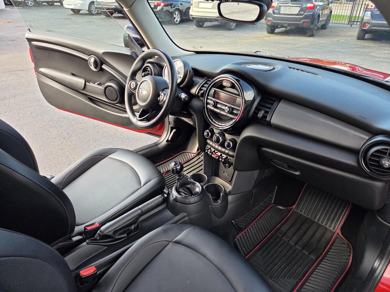 2014 MINI Cooper Hardtop 2dr Cpe, LOOKS AND DRIVES GREAT. MUST SEE! Photo