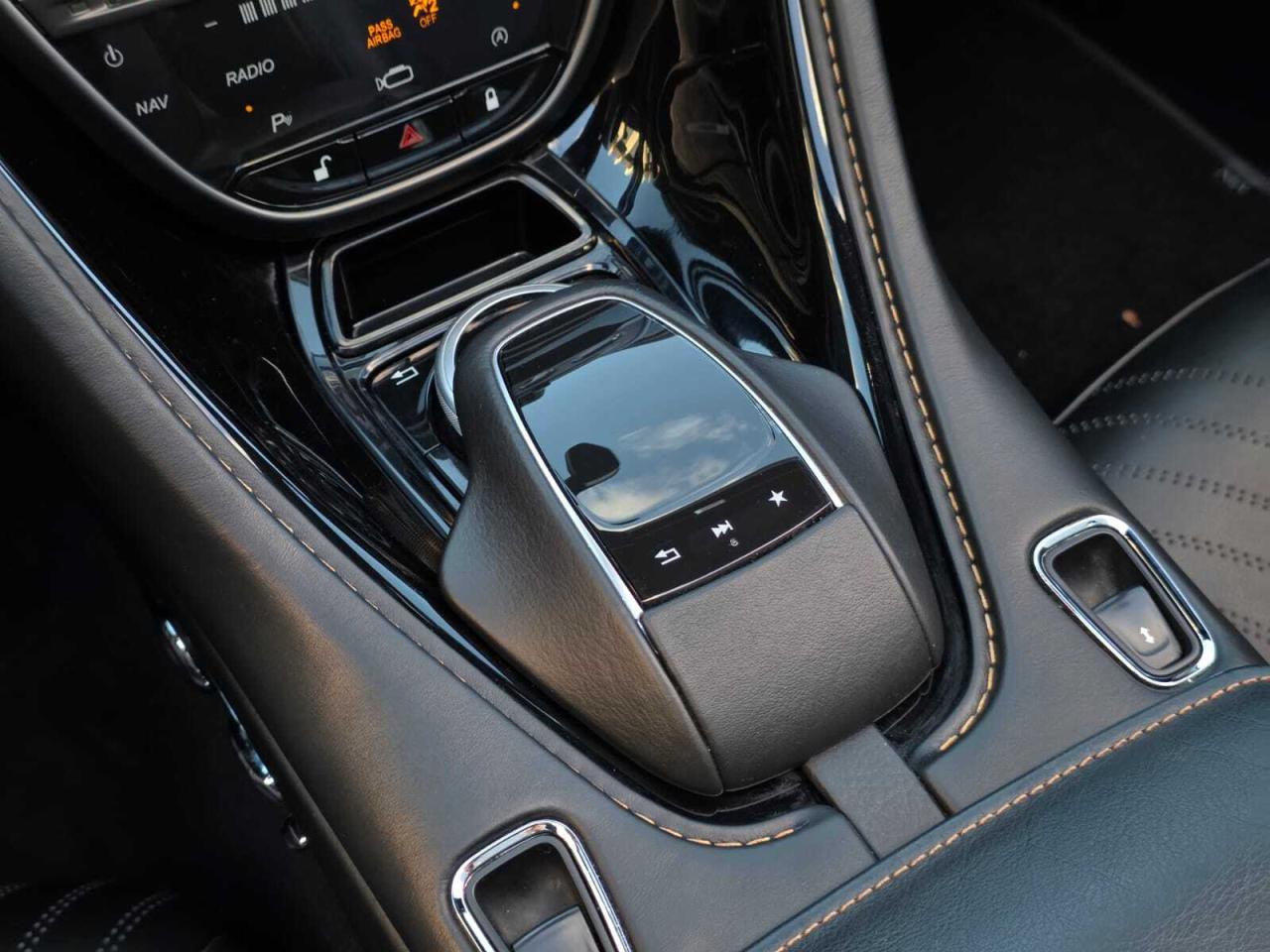 2020 Aston Martin DB11 Volante Photo