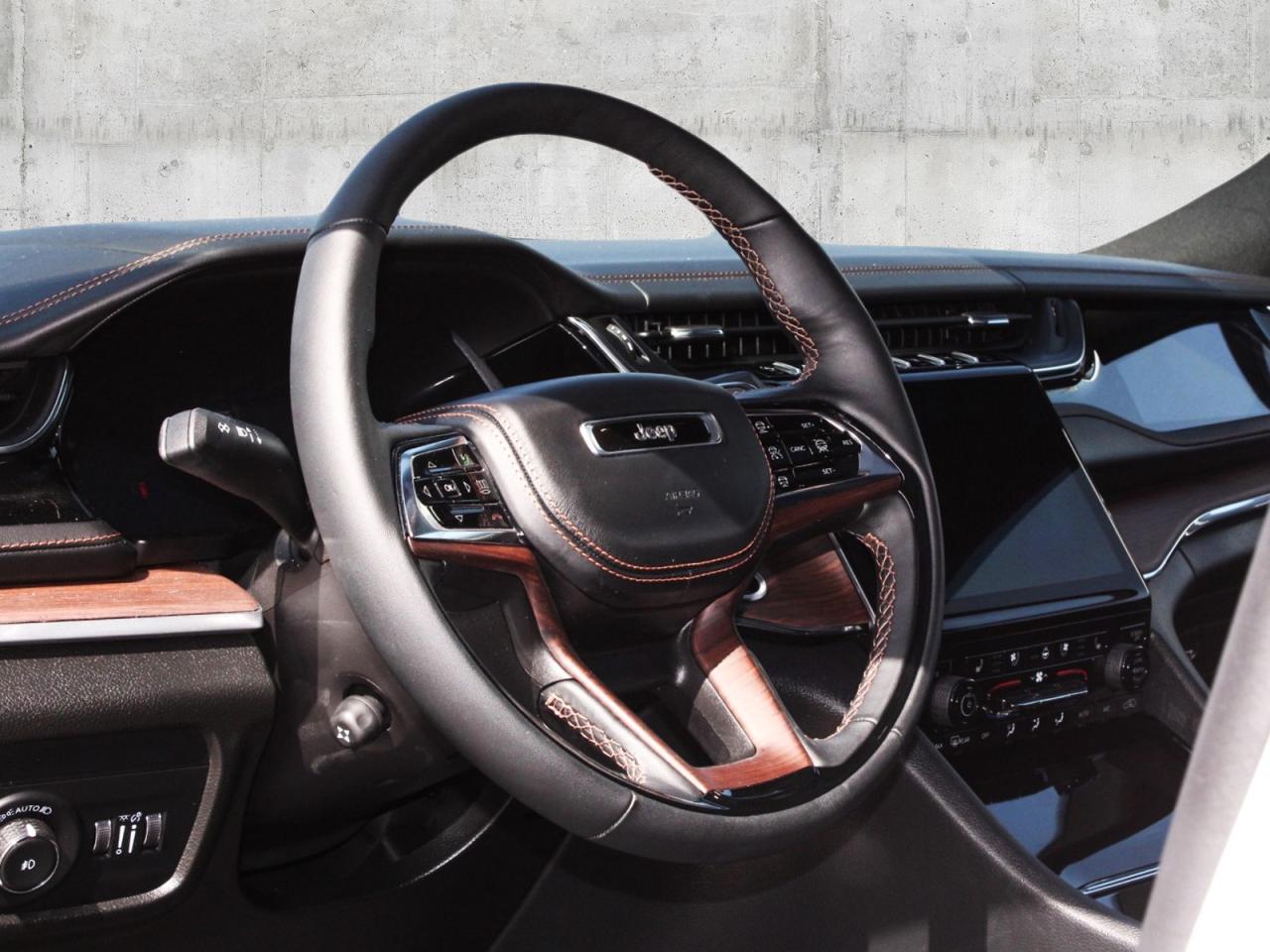 2025 Jeep Grand Cherokee Summit 4x4 **LowMileage**  Gps BkpCam SiriusXM Photo