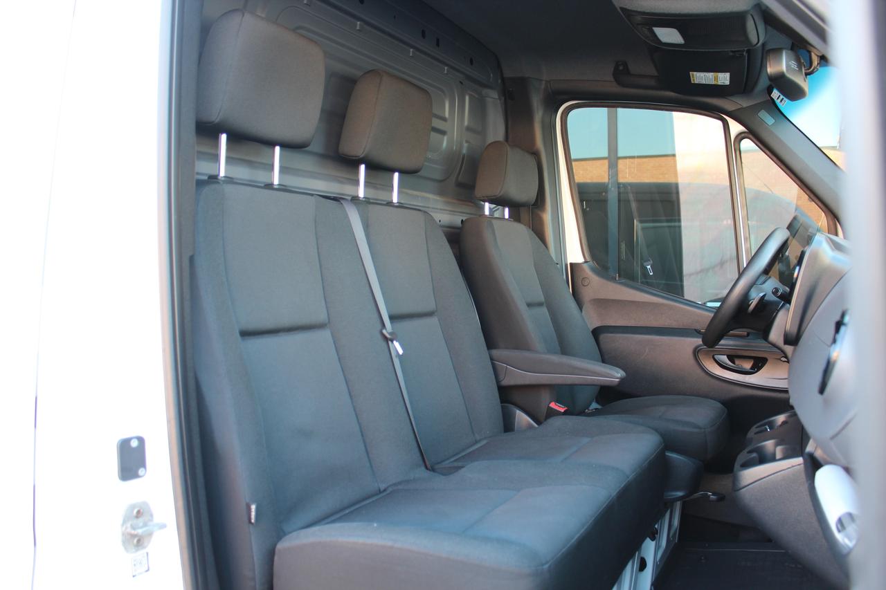 2019 Mercedes-Benz Sprinter Cargo Van 144" - "LOW ROOF" - "3.0L DIESEL" - "3 SEATER" Photo3
