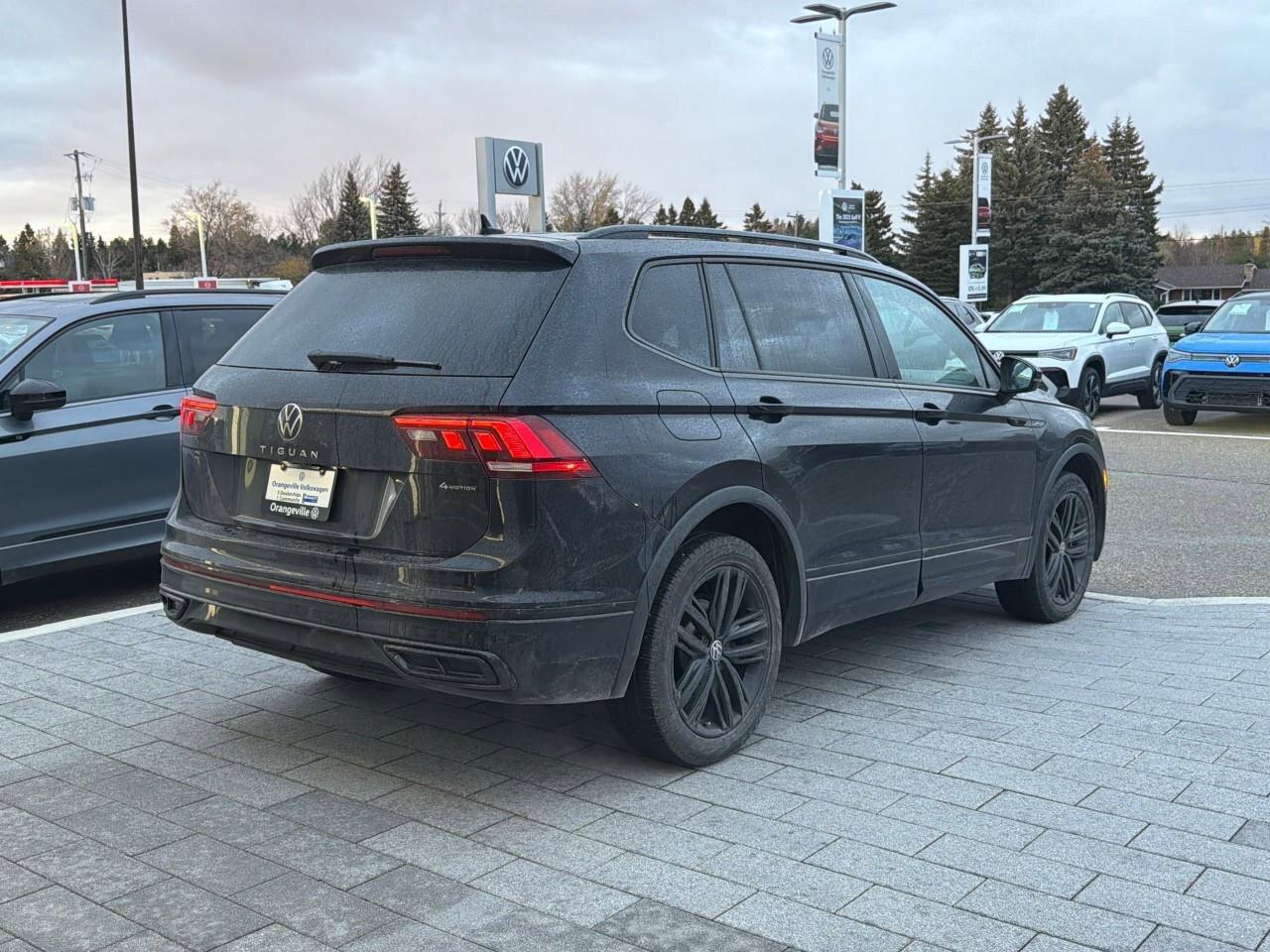 2022 Volkswagen Tiguan Comfortline R-Line Black EditionONE-OWNER, ACCIDEN Photo