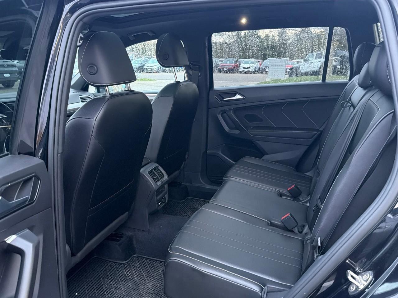 2022 Volkswagen Tiguan Comfortline R-Line Black EditionONE-OWNER, ACCIDEN Photo