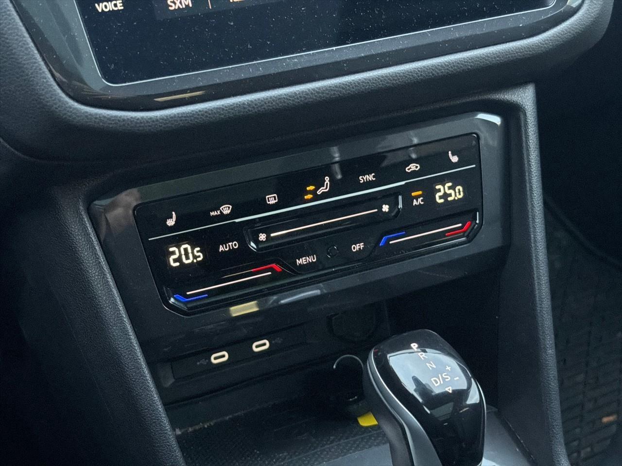 2022 Volkswagen Tiguan Comfortline R-Line Black EditionONE-OWNER, ACCIDEN Photo