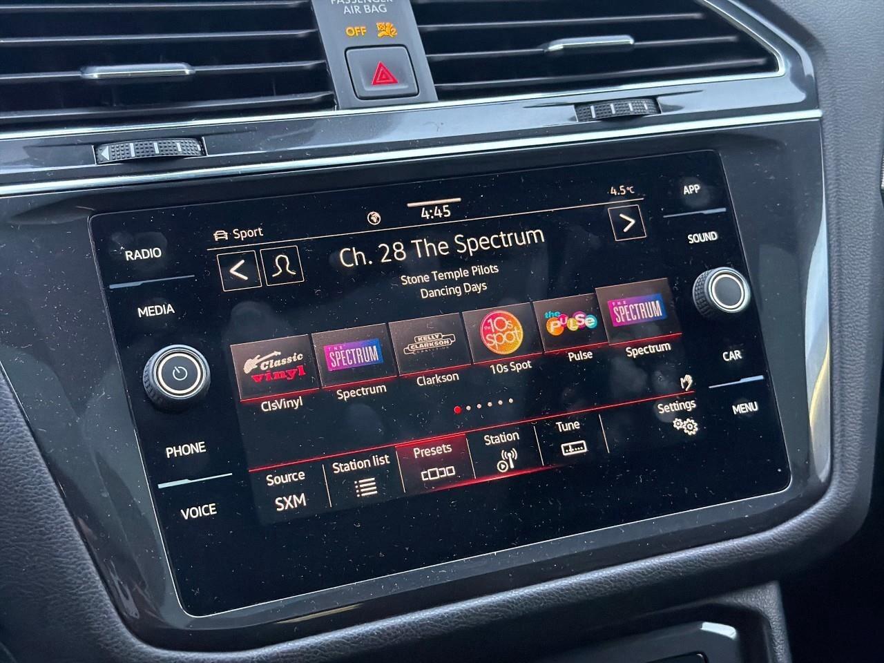 2022 Volkswagen Tiguan Comfortline R-Line Black EditionONE-OWNER, ACCIDEN Photo