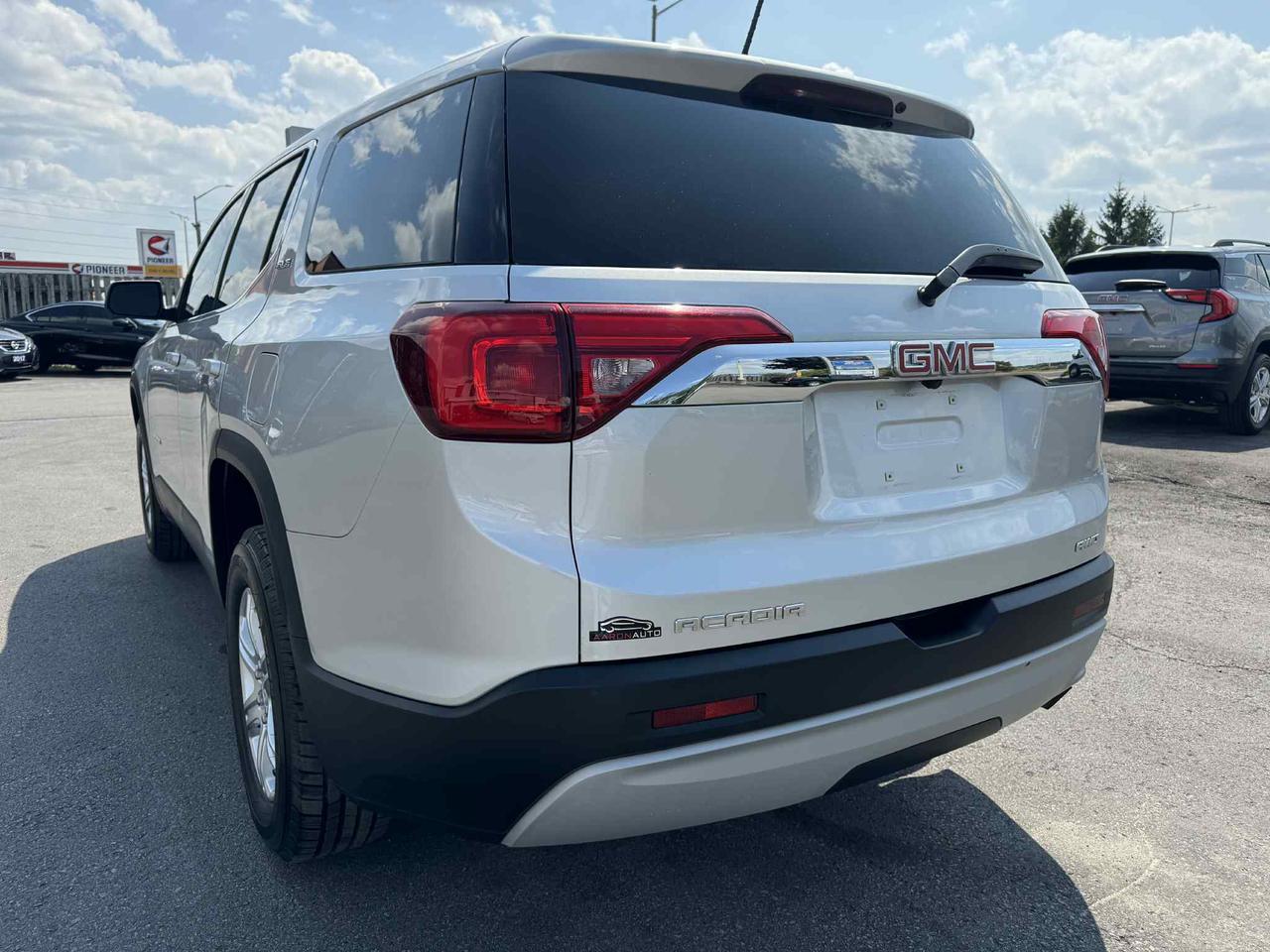 2019 GMC Acadia AWD 7 SEATER Photo2