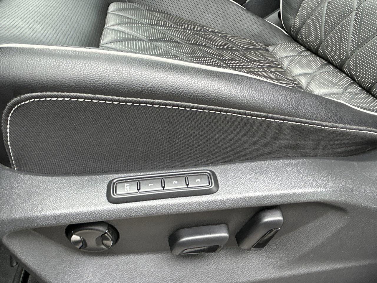 2024 Volkswagen Atlas Execline 2.0 TSI   Captains Chairs Photo