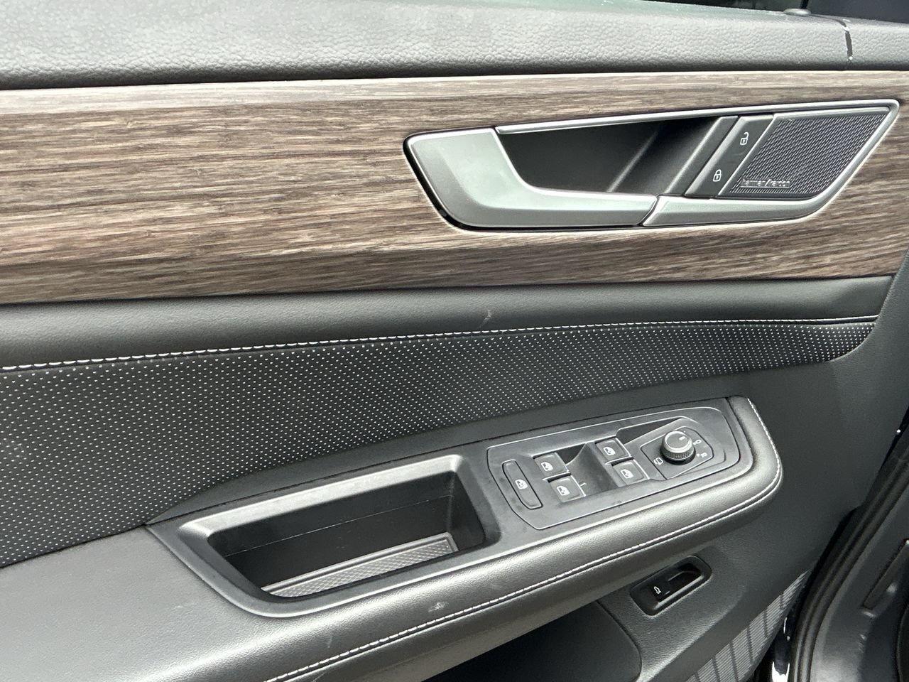 2024 Volkswagen Atlas Execline 2.0 TSI   Captains Chairs Photo